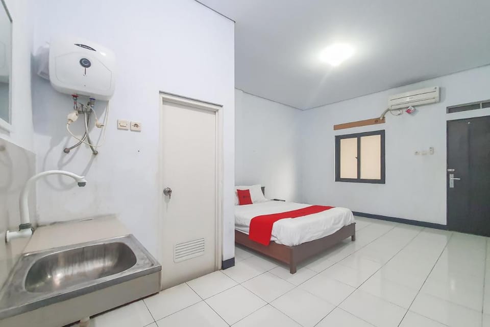 RedDoorz Syariah near Universitas Muhammadiyah Cirebon Hotel in West Java