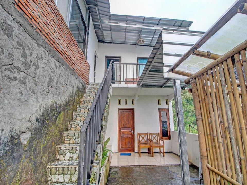OYO 92628 Raja Alam Homestay Hotel in East Java