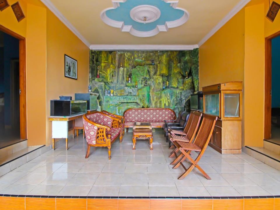 OYO 92631 Hotel Dan Aula Wahyu Sari B Hotel in East Java
