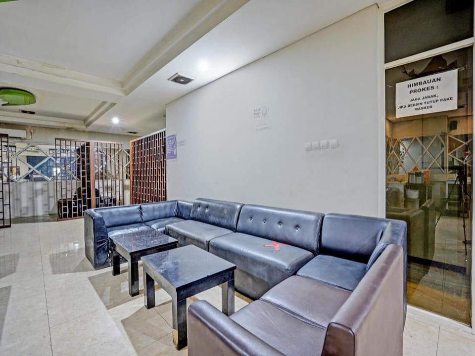 Super OYO Capital O 92633 Spring Hotel Gubeng Hotel in Surabaya