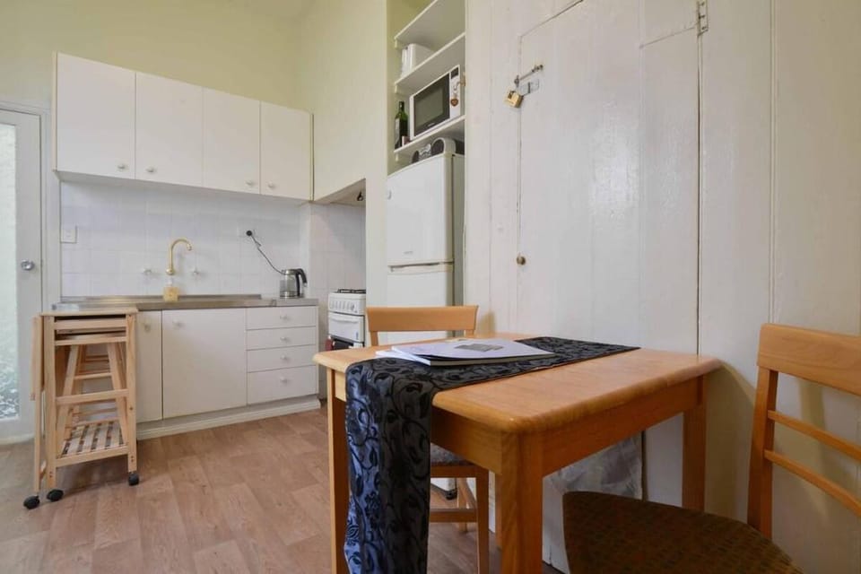 Quirky, unique city fringe with spa Apartment in Melbourne
