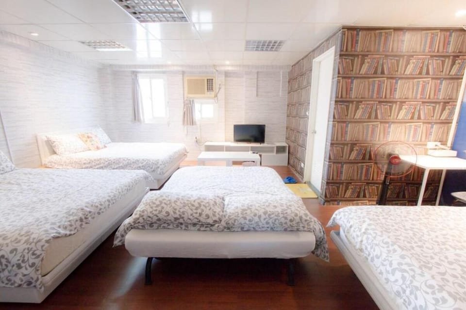 5-minute opposite Taipei Station Greek-style room Apartment in Taipei City