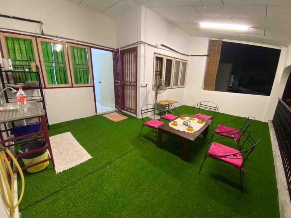 Cozy Landed House in KL , 5R3B 11+pax v balcony Vacation rental in Federal Territory of Kuala Lumpur