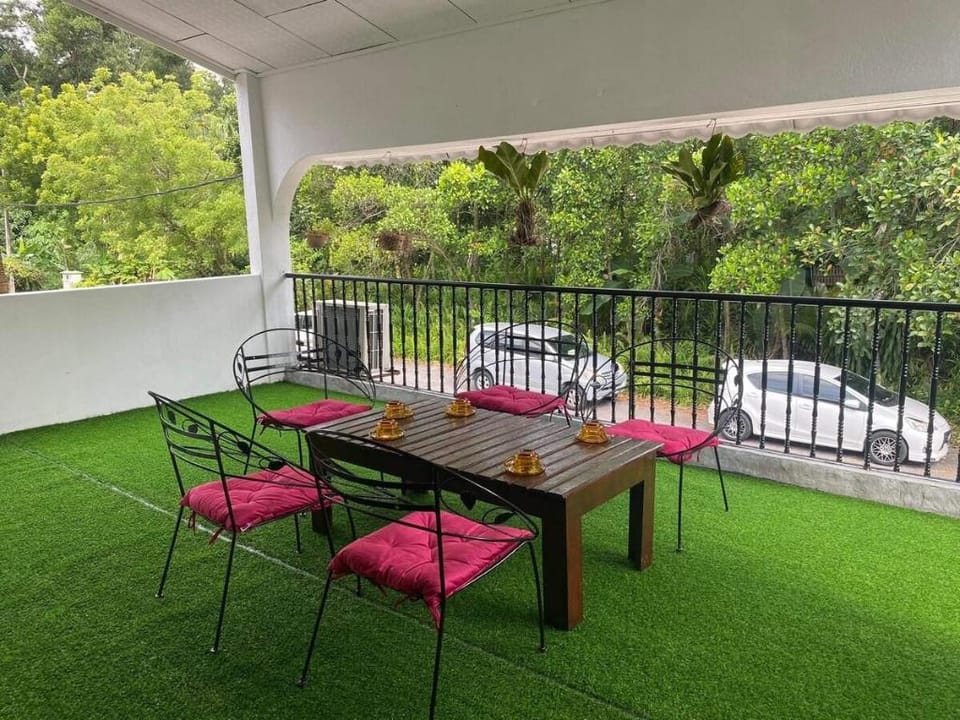 Cozy Landed House in KL , 5R3B 11+pax v balcony Vacation rental in Federal Territory of Kuala Lumpur
