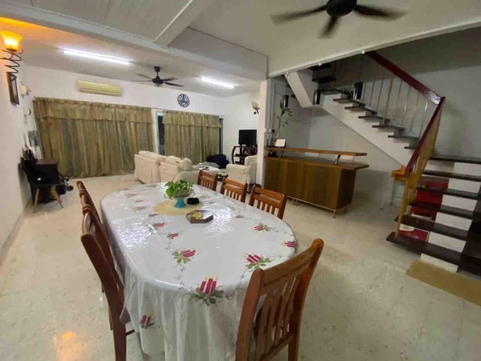 Cozy Landed House in KL , 5R3B 11+pax v balcony Vacation rental in Federal Territory of Kuala Lumpur