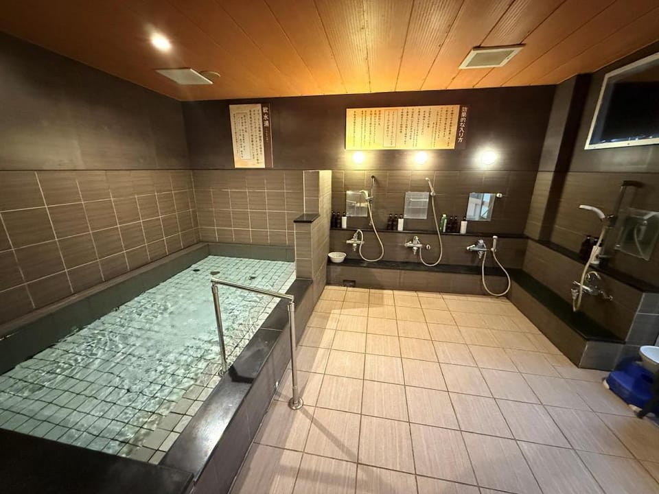アットホームなビジネス旅館。大阪港駅すぐ！専用駐車場と大浴場完備 Hotel in Osaka