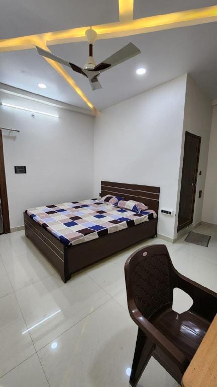Spacious AC Room garden facing near Mahakal Villa in India
