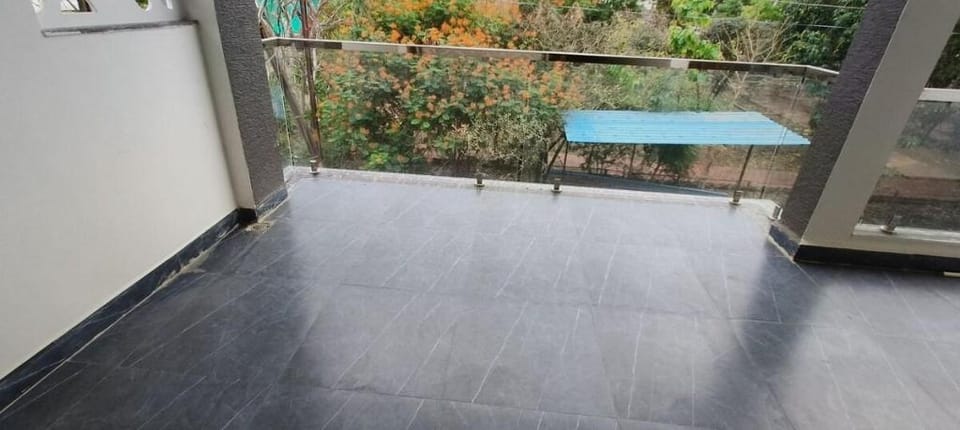 Spacious AC Room garden facing near Mahakal Villa in India