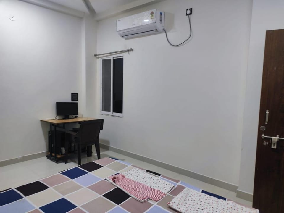 Spacious AC Room garden facing near Mahakal Villa in India