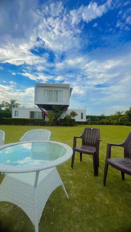 Noida Farmhouse: Tara Riverside Farm! Pool! Music! Villa in Noida