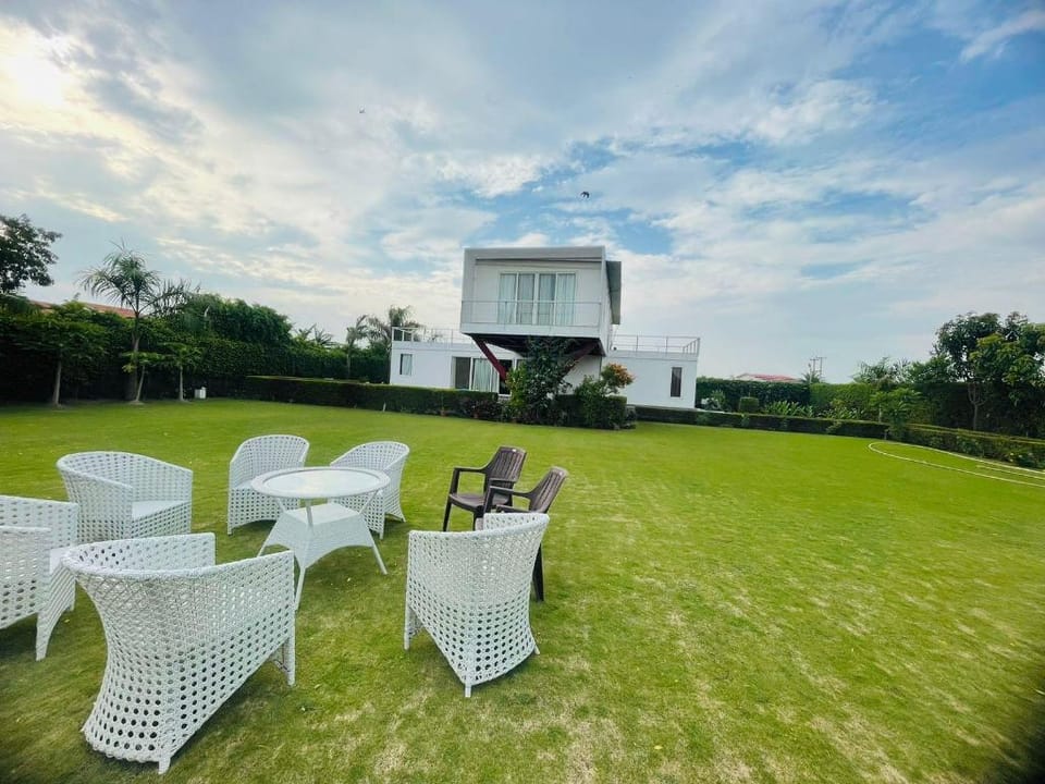 Noida Farmhouse: Tara Riverside Farm! Pool! Music! Villa in Noida