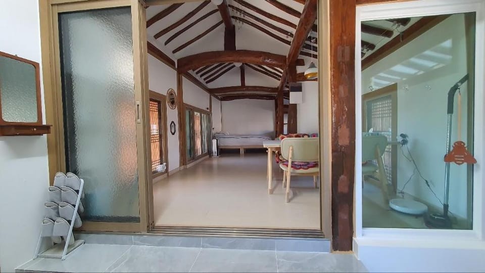 Boryeong dalitteumyeonkkochipigo Hanok Stay Bed and Breakfast in South Korea