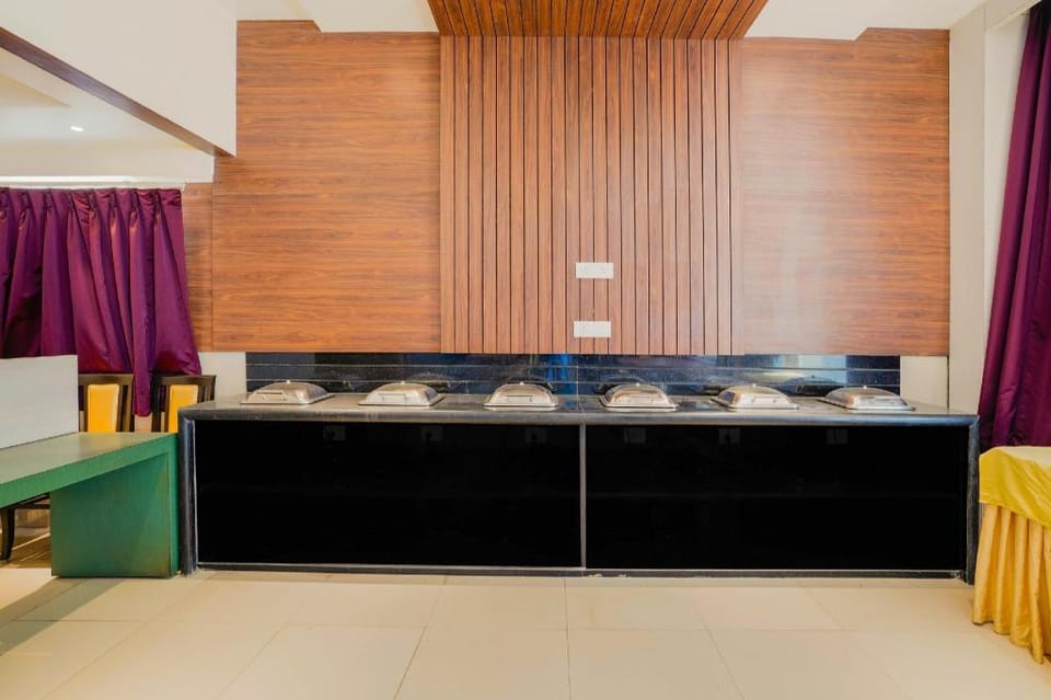 Super Townhouse OAK Hotel Devanshi Inn Hotel in Maharashtra