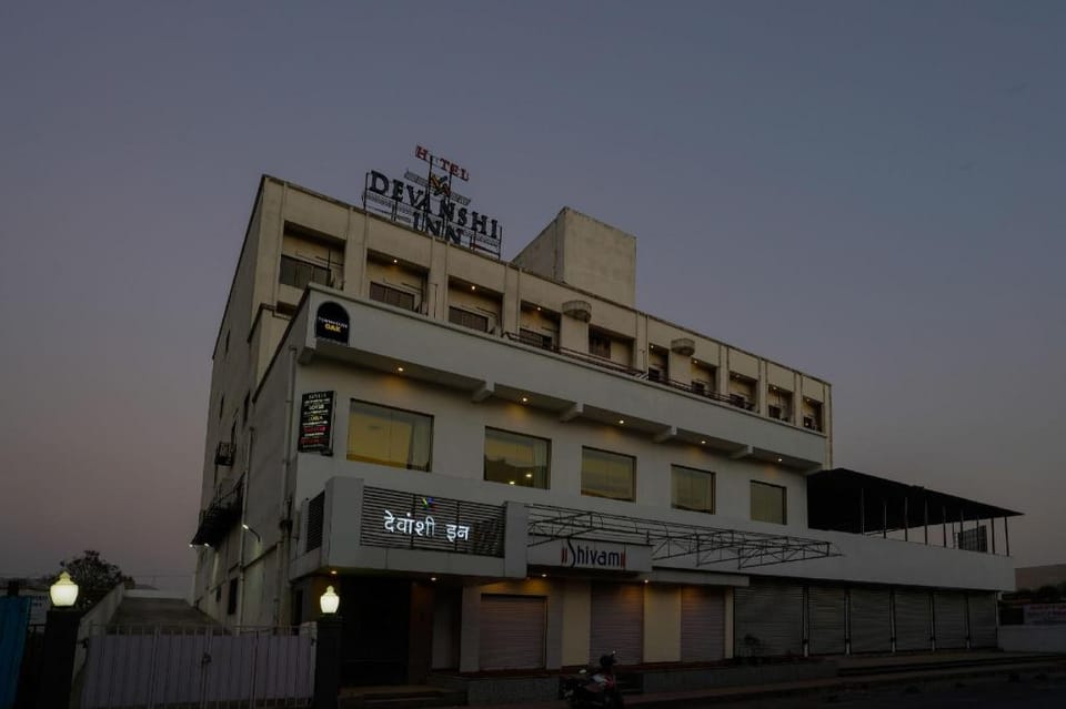 Super Townhouse OAK Hotel Devanshi Inn Hotel in Maharashtra