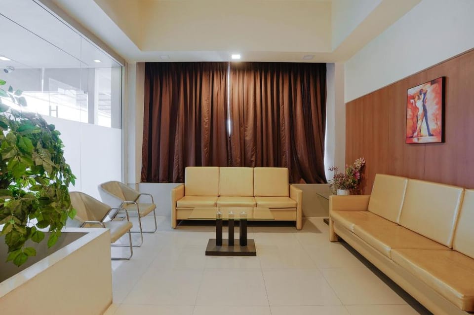 Super Townhouse OAK Hotel Devanshi Inn Hotel in Maharashtra