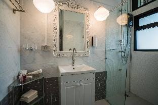 Contemporary Loft in the Heart of Chiang Mai - 5 Mins from Nimman Apartment in Chiang Mai