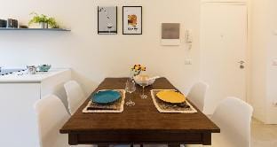 Dante Apartment with Parking Apartment in Como