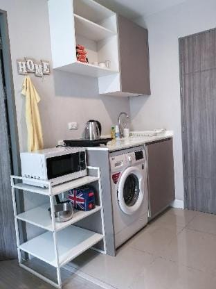 New Pool View Condo by MRT HuayKwang Apartment in Bangkok