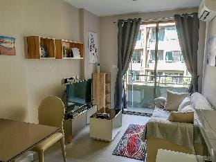 New Pool View Condo by MRT HuayKwang Apartment in Bangkok