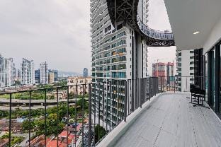 Balcony w Infinity Pool Linked LRT KLCCView, Mall Apartment in Federal Territory of Kuala Lumpur