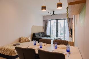 Balcony w Infinity Pool Linked LRT KLCCView, Mall Apartment in Federal Territory of Kuala Lumpur