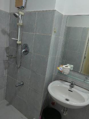 Sea Residences Condotel by Maviz C. - 3 Apartment in Pasay