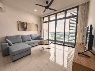 Starry x DELUX  8 Pax *FREE Netflix access Apartment in Johor