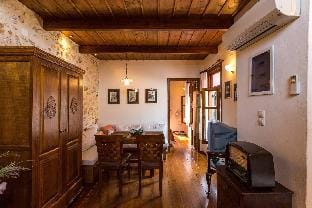 Venetian Rimondi Fountain Mansion Built In 1626 Apartment in Rethymno