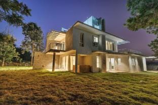 Royal County Villa1 by StayJade D|Jacuzzi|HugeLawn Villa in Bengaluru