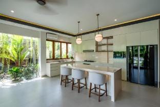 Modern Villa 5 BR, Canggu Villa in North Kuta
