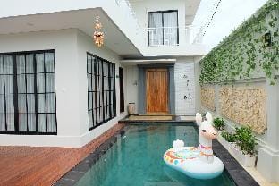 Lesurf  3 bedroom + private pool + rooftop Vacation rental in Bali