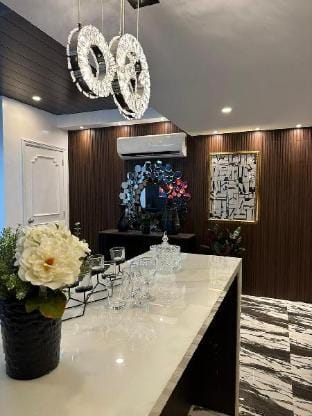 Executive 1 BR Luxury Suite Apartment in Makati