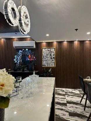 Executive 1 BR Luxury Suite Apartment in Makati