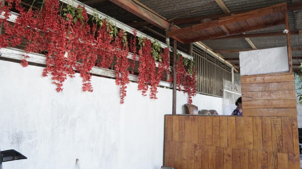 SPOT ON 92699 Irish Irish Homestay Hotel in East Java