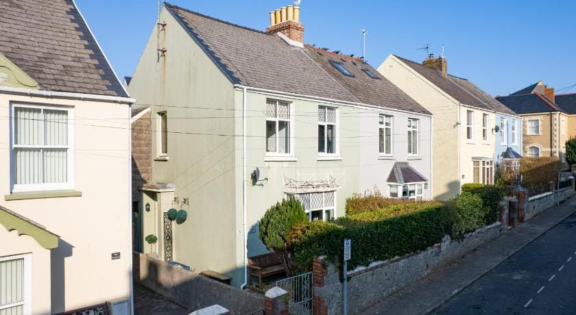 Sunbury Villa - Close to Town and Beaches Apartment in Wales