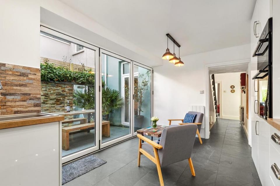 Sunbury Villa - Close to Town and Beaches Apartment in Wales