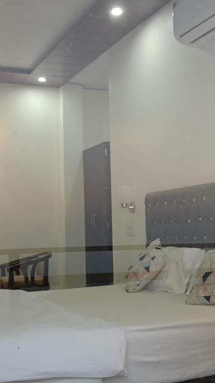 super deluxe room in hillside retreat villa Villa in Himachal Pradesh