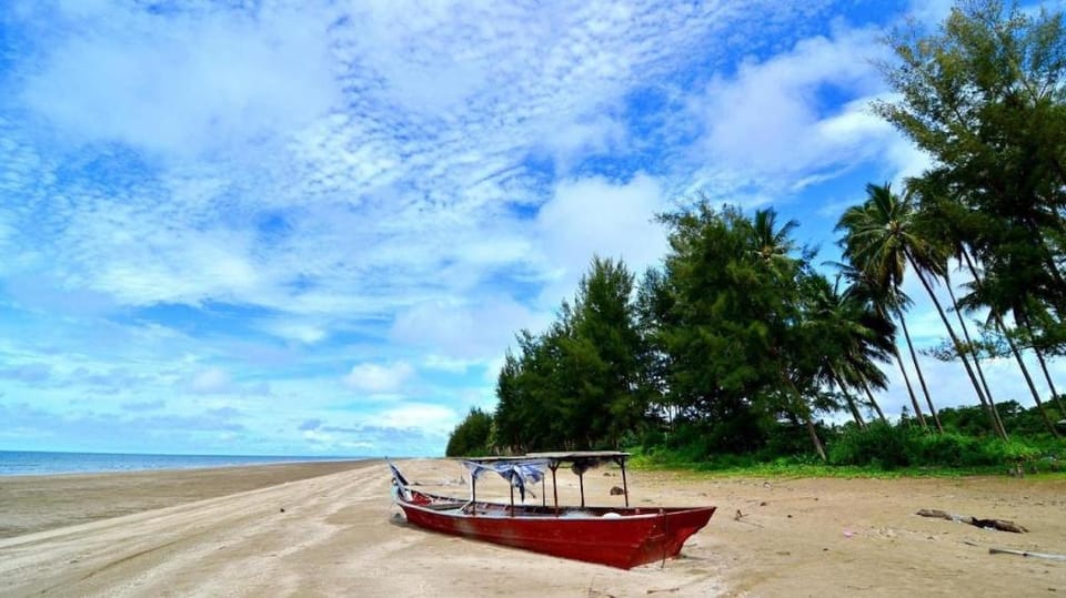 Jk_BorneoComboStay_36Pax_25Beds_11 BathR_6Carparks Vacation rental in Kuching