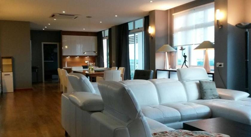 Lavish Retreat: Stylish & Scenic Penthouse Apartment in Johor Bahru
