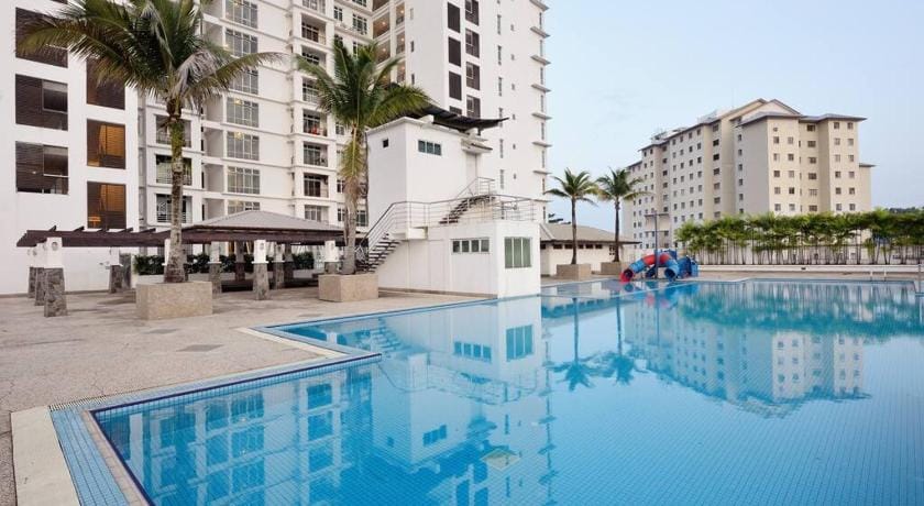 Lavish Retreat: Stylish & Scenic Penthouse Apartment in Johor Bahru