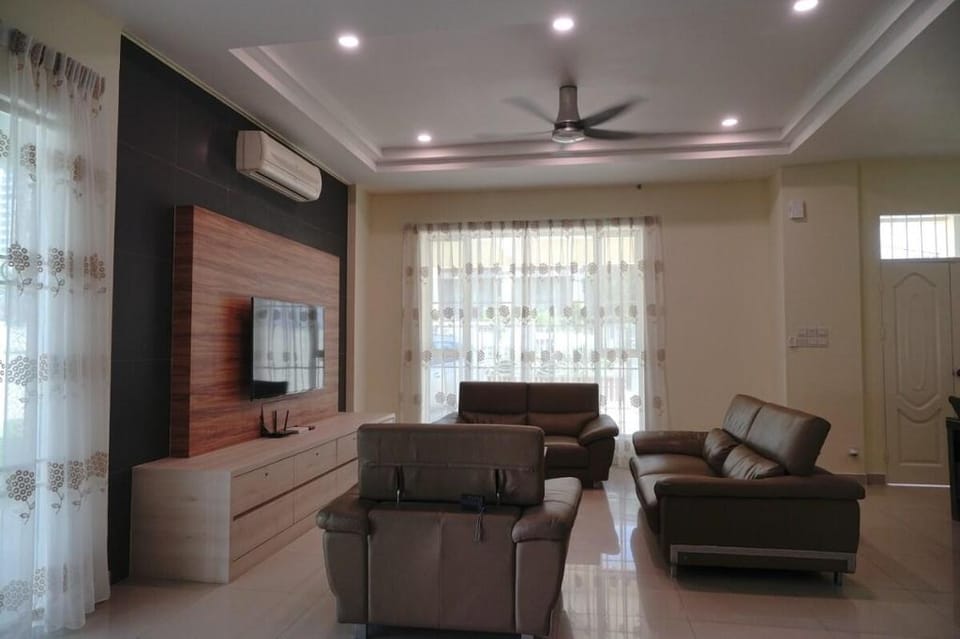 Spacious house for big family Vacation rental in Kota Kinabalu