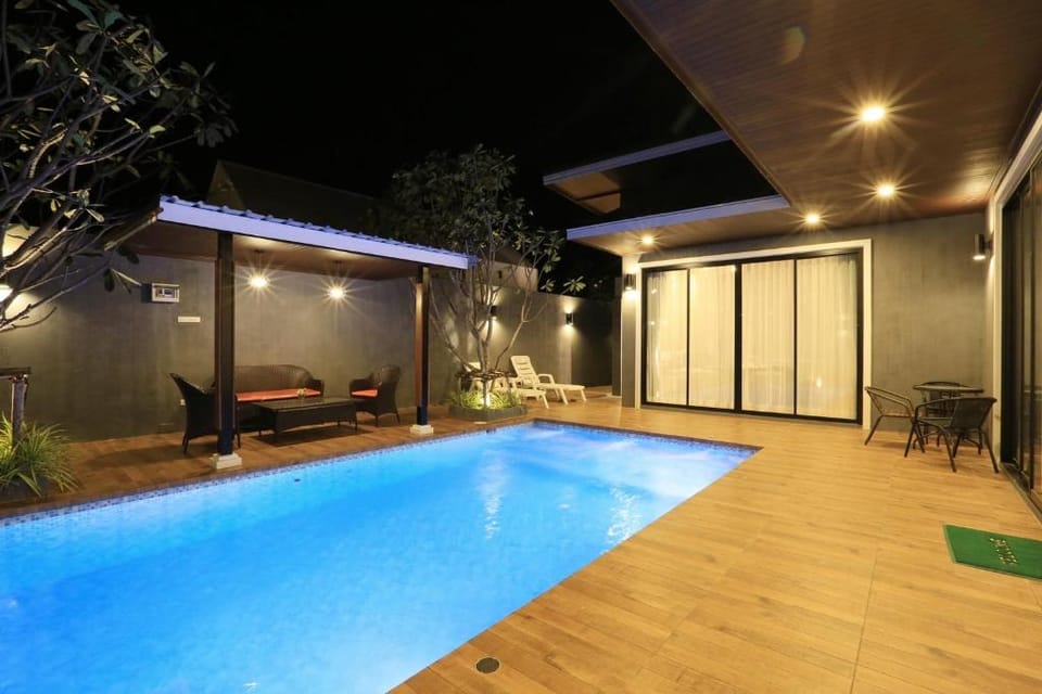 LEK..ไร่หุบกะพง มาลีฮวนน่า Resort & Restuarant Villa in Thailand