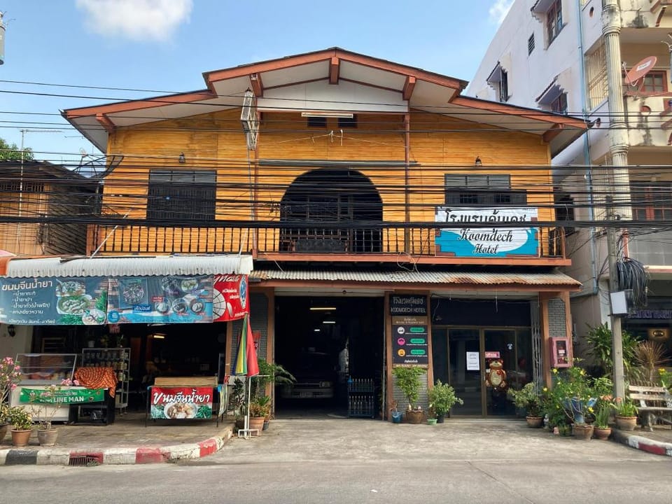 โรงแรมคุ้มเดช - Koomdech Hotel Hotel in Chon Buri Changwat