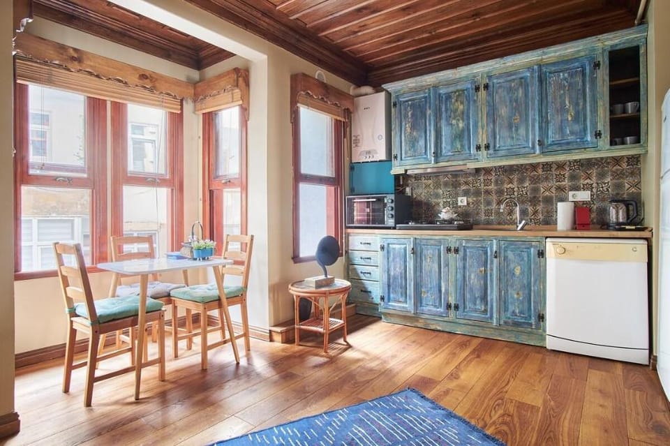 Wooden Apartment at the Heart of Beşiktaş Apartment in Istanbul