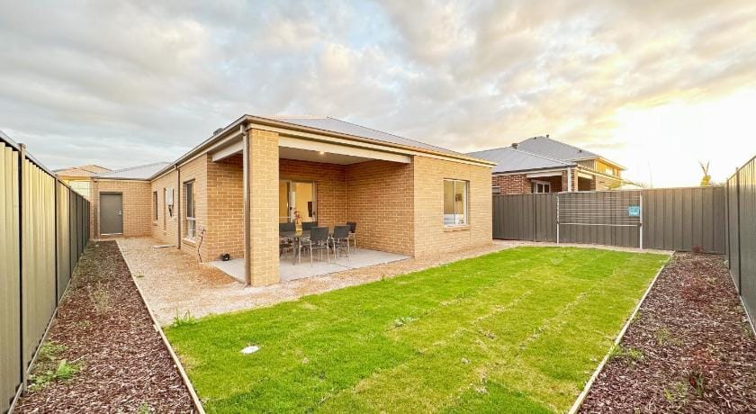 Open Range Zoo/Cozy Bed/Free Netflix/Android TV Vacation rental in Melbourne