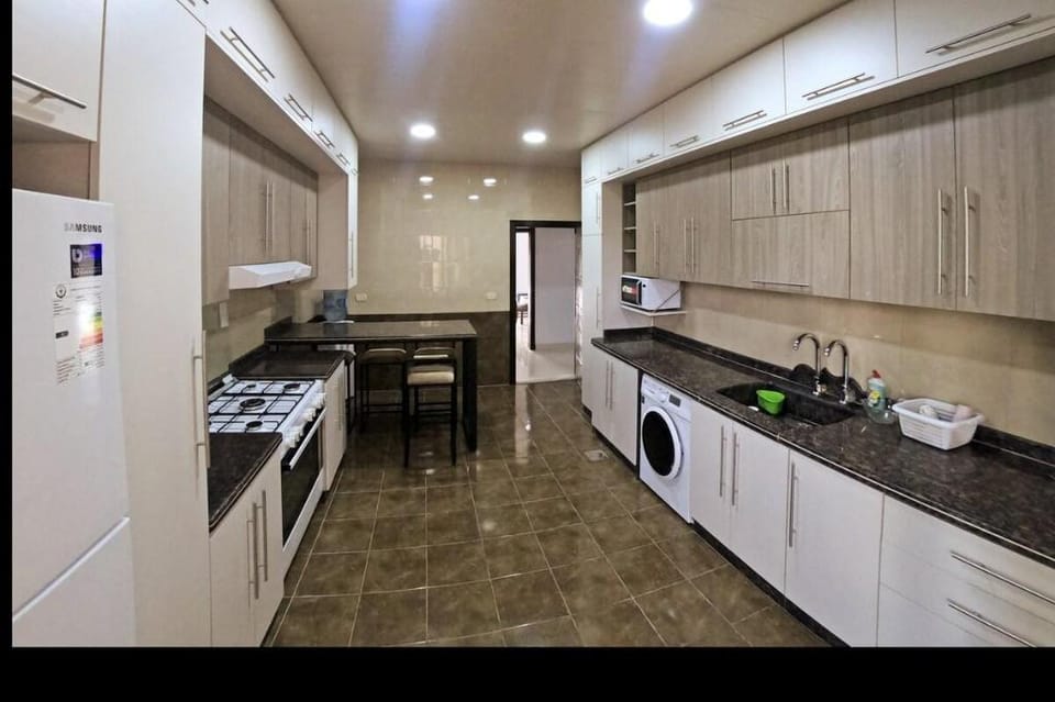 3-bedroom apartment near Corniche, 24/7electricity Apartment in Africa