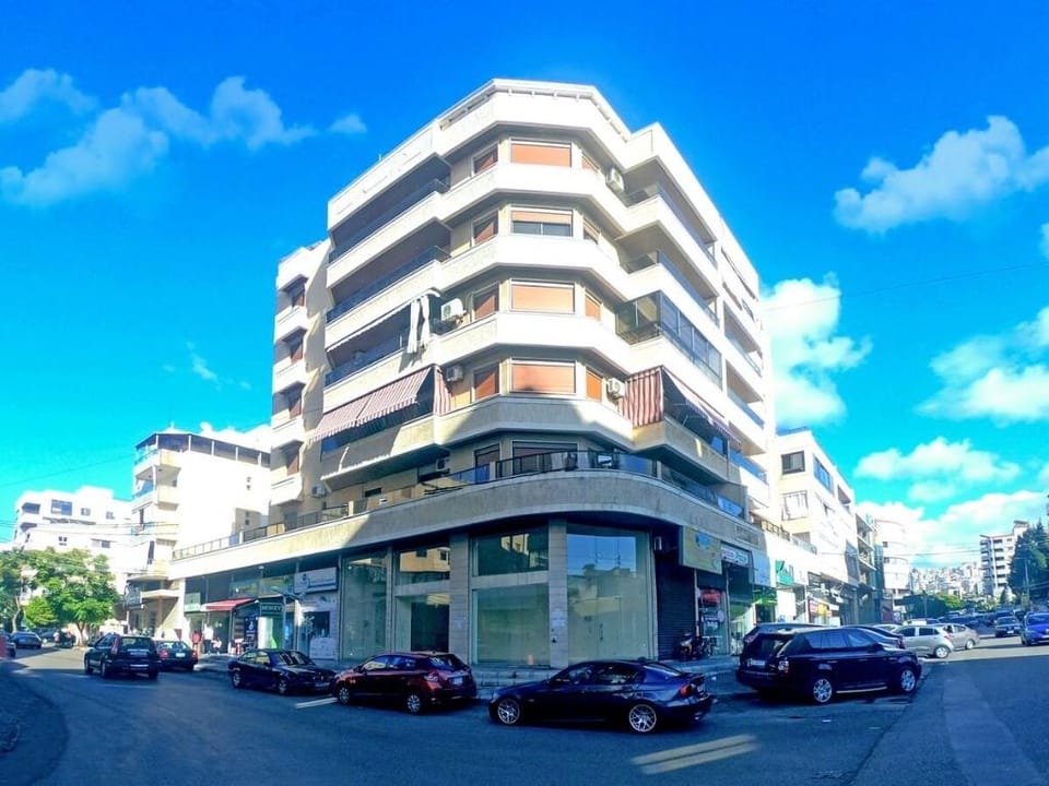 3-bedroom apartment near Corniche, 24/7electricity Apartment in Africa