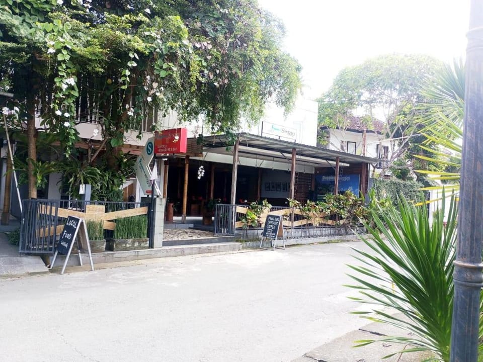 Poppies Senggigi Hostel Hotel in Batu Layar