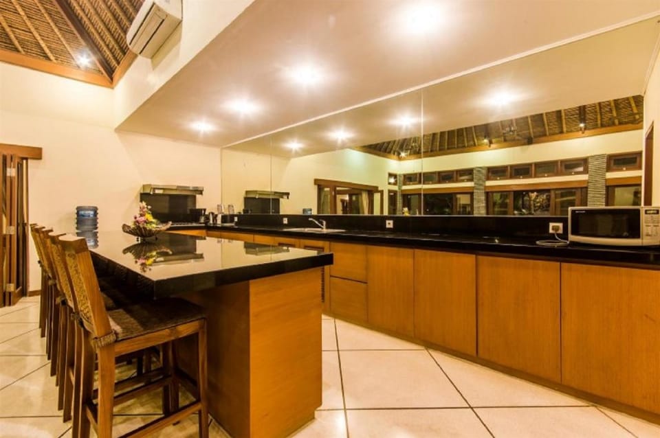 Luxury 4BedRoom –Villa AnTan- Central Seminyak Villa in Kuta
