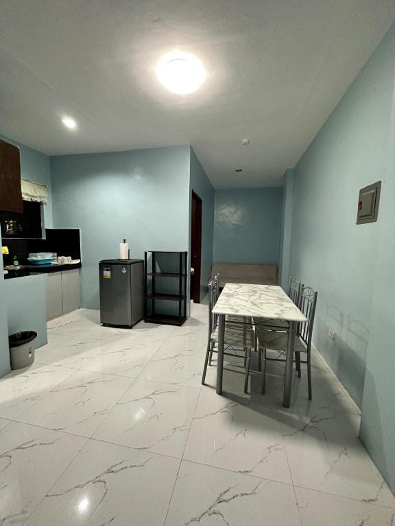 La Vita Urbana  “Room1” (1bed w/ wifi terrace&CR) Apartment in Bacolod